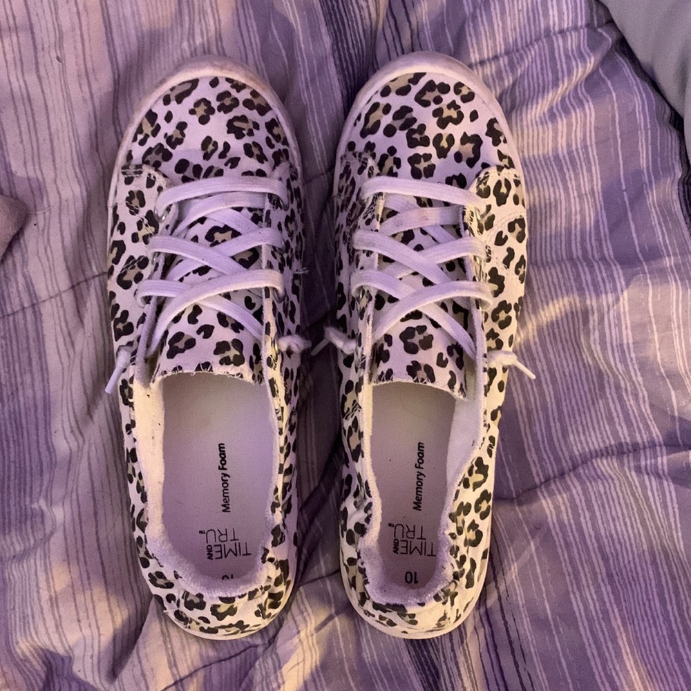 Cheetah printed shoes, memory foam, Size 10, in good condition